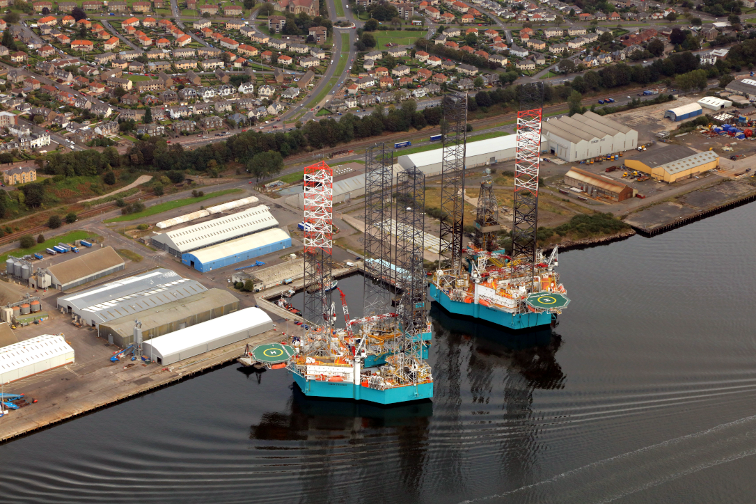 Figure d: Oil rigs alongside in Dundee. © Forth Ports Ltd.